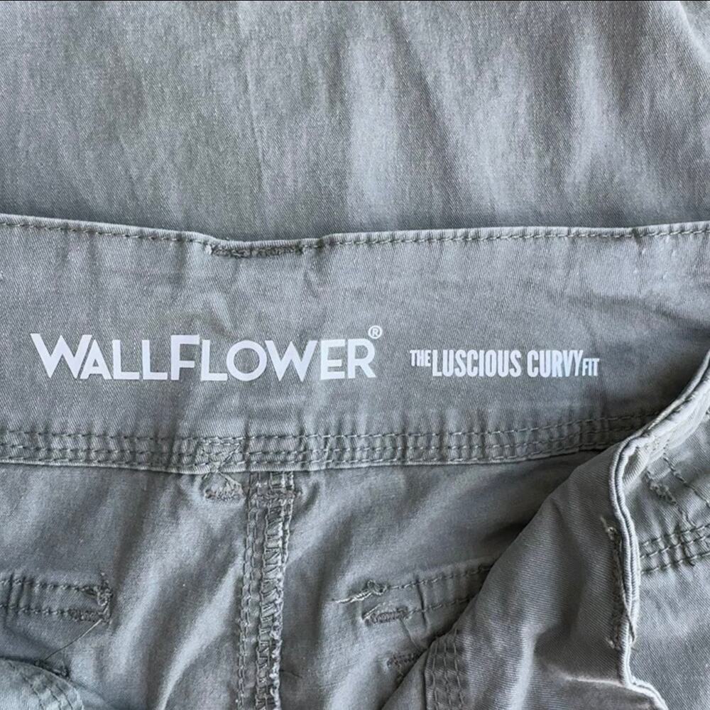 Wallflower Luscious Curvy Fit Cargo Crop Pants Green Drawstring Hem Size 13 - Picture 6 of 8